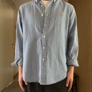 Ralph lauren skjorta i M - Säljer en Ralph Lauren skjorta i mycket bra skick. Sitter som en Small/ Medium.   Skriv om ni har någon fråga! Obs, saknas en knapp, går dock lätt att sätta dit.