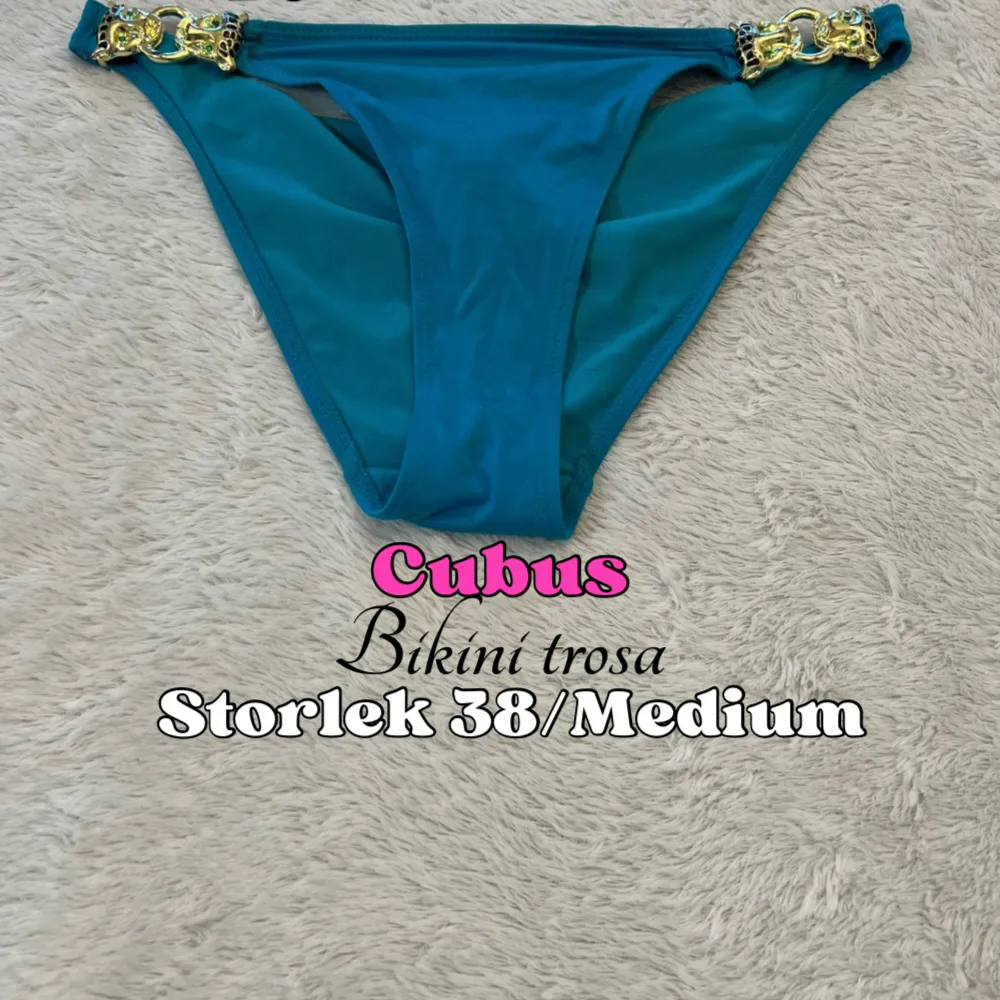 Jättefin turkos/blå bikini trosa med guld detaljer ifrån Cubus i storlek 38/Medium. I bra skick! 💕 Skickas snabbt. 🚚 Missa inte Plicks Bundle i min profil. 🤩. Övrigt.