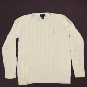 Ralph Lauren kabelstickad tröja - Säljer en fräsch kabelstickad tröja från Ralph Lauren. Den är i nyskick,  inte alls knottrig och är i barnstorleken L, motsvarar ungefär XS.
