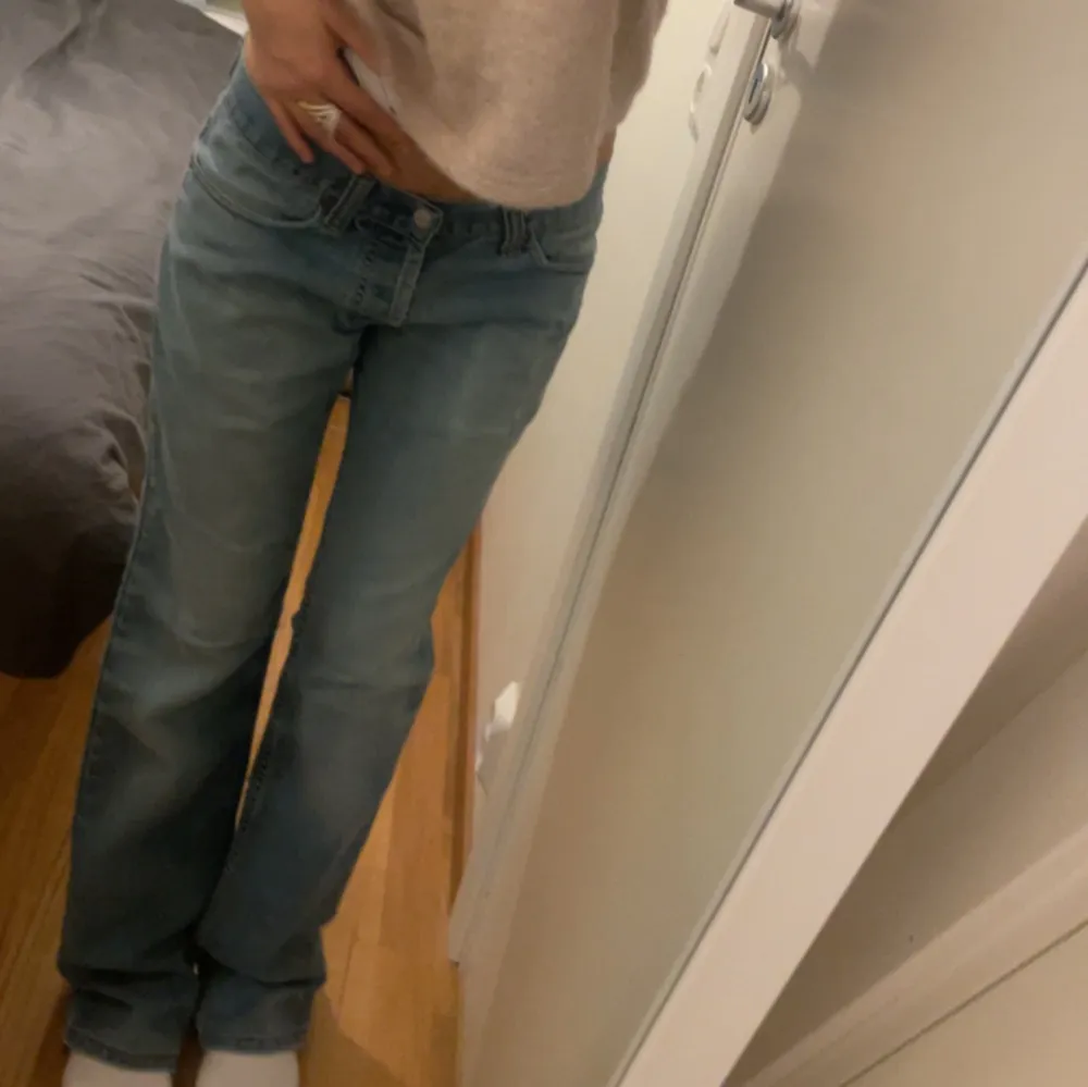 Vintage jeans från Levis 💕 Jeansen har vissa slitningar från att de har varit för långa för mig och skrapat i marken. Samt slitage från före detta ägare. För mig (som är 167cm och har ca storlek 27 i midjan) är dessa jeansen lite långa och pösiga 💕. Jeans & Byxor.