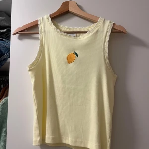 Zara topp - Säljer detta söta linne från zaras barnavdelning. Passar mig som har M, blir som en lite kortare topp, där man visar magen liiite. Jättesöt! Inte ens använd. 