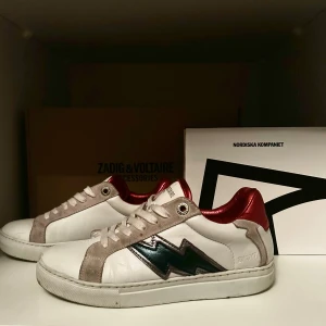Zadig & Voltaire sneakers  - Säljer ett par skitcoola Zadig & Voltaire sneakers. Dem är i storlek 36 men det passar absolut en med storlek 37. För fler bilder eller vid frågor, hör av dig! 🩷(pris diskuterbart).