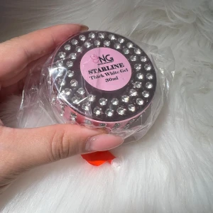 Gele - Vit gele från nagelgiganten, konstisense är väldig tjock så prefekt om man är nybörjare. Köpt för 199kr säljs för 100kr. Eller köp båda gele från min sida för 150 kr! 