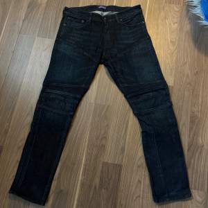 Mörk blå jeans från Ralph Lauren Purple Label. Mycket fint skick. Nypris: 7000kr . Storkel 34/32