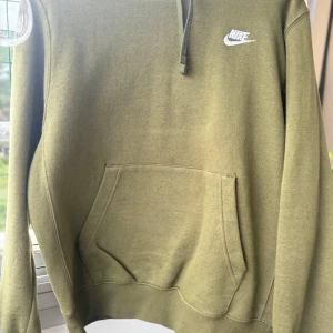 Olivgrön hoodie från Nike - nike hoodie Storlek M nypris 850Kr Använd 2-3 GGR