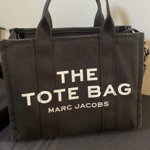 Äkta Marc Jacobs tote bag medium  - Säljer min svarta marc Jacobs väska i storlek Medium. Den är äkta!  Köpt från Nelly för 2899kr