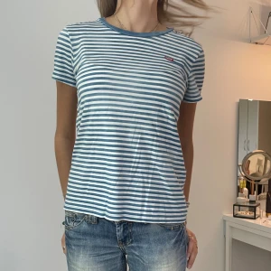 Blå vit randig tshirt - Tshirt med blåa och vita ränder från Levi’s 