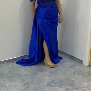 Festklänning 💙 - Säljer min super snygga 💙festklänning då den tyvärr inte är till användning längre super skön och snygg storlek 38/42 köpte den för 1800 men pris kan diskuteras vid snabb affär. Obs står tyvärr inte för frakten 💙