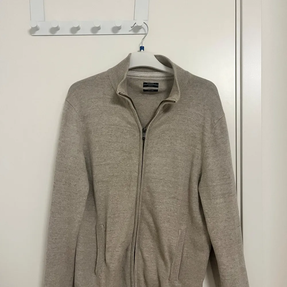 En riktigt snyggt zip up då det kan va en skjorta under. Även riktigt skönt matrial och en fin passform på tröjan. Neuletakit & Villapaidat.