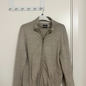 Zip up - En riktigt snyggt zip up då det kan va en skjorta under. Även riktigt skönt matrial och en fin passform på tröjan