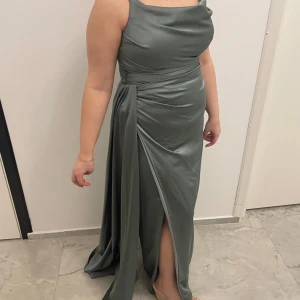 Festklänning  - Säljer min gröna festklänning få den inte är till användning längre använt den bara en gång hjätte fin och skön att ha på dig storlek 38-42 köpte den för 1800 men pris kan diskuteras vid snab affär. 💚Obs står tyvärr inte för frakten.