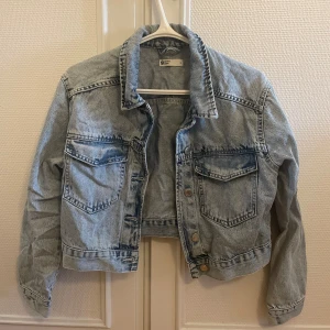 Jeansjacka - Croppad. Sparsamt använd.