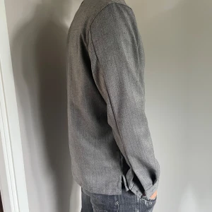 John Henric overshirt XS-S - Säljer nu min mycket sköna John Henric overshirt storlek XS men passar även S köpt för 1200kr använd endast en gång, hör av er om fler frågor eller eventuella bilder.