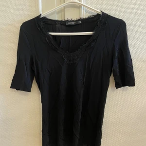 Topp med spetsdetalj - Fint, tunt, stretchigt material. Använd några få gånger.