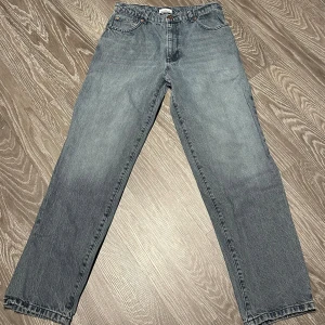Woodbird Jeans - Säljer nu mina fina Woodbird jeans. Jeansen är i nyskick, säljer pga att dom blivit för stora. Tveka inte på att höra av er. SNABBA KÖP!!