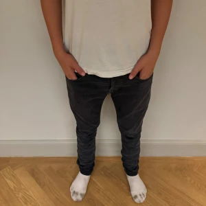 Dondup jeans - 8/10 skick använda w29 jag är 167 och dom passar ganska bra 