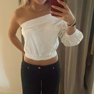 Blus  - Off shoulder blus jättefin till både jeans och kjol! I storlek s/xs. 