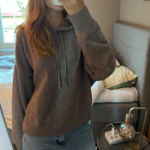 Stickad hoodie - En superfin stickad hoodie från Lindex. Köpt här på Plick, storlek S och lite nopprig. Säljer för att den inte kommer till användning😊