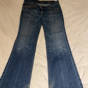 Jeans lågmidjade  - Säljer mina jeans ifrån 7 for all mankind. Lågmidjade å bootcut kom privat för fler frågor💗 slitna nere vid hälen.
