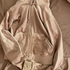 Rosa juicy set - Säljer eftersom de inte kommer till användning. Inga stora skador men lite missfärgningar längst ner på byxorna. Byxorna är xxs och tröjan xs. Kan även säljas styckvis om nån vill de😊