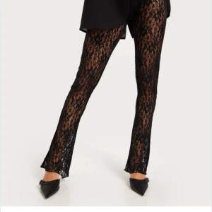 Spets byxor - Oanvända spets byxor från nelly.