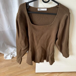 Stickad tröja  - Grön/brun stickad tröja från Zara i storlek S. Endast testad, pris går att diskutera vid snabb affär