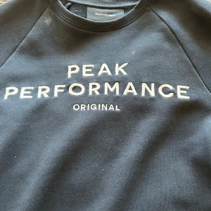 Peak performance sweatshirt - Jag säljer min peak performance tröja som är rätt så använd men jag har hållit den i riktigt bra skick så är nästan som en ny. Köpte den för 1100 för 1 år sen typ  och har inte använts överdrivet många gånger.pris kan diskuteras vid snabb affär 