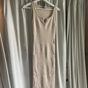 Lång klänning - Stickad lång klänning från chiquelle, aldrig använd🤗 är ”one size” på den men jag har xs-s och passar mig, går till anklarna och jag är 163cm.