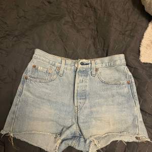 Säljer ett par klassiska Levi's 501 jeansshorts i ljusblå denim. I storlek S/XS, använda ett fåtal gånger🌸 Kan skickas omgående.