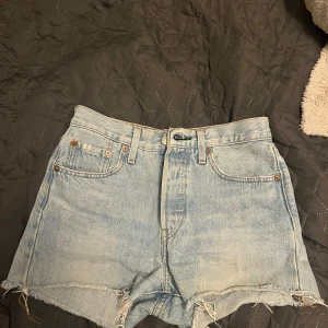 Levi's 501 jeansshorts - Säljer ett par klassiska Levi's 501 jeansshorts i ljusblå denim. I storlek S/XS, använda ett fåtal gånger🌸 Kan skickas omgående.