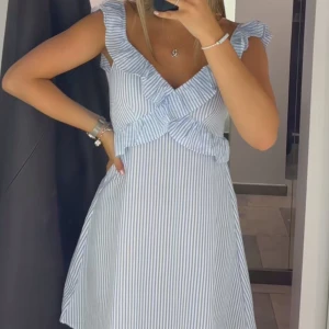 randig klänning - säljer min midsommar klänning från vero moda, SKRIV FÖR EGNA BILDER 💕💕 Använd 1 gång vid midsommar!! 💞väldigt bra pris