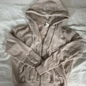 Jätte söt och mysig hoodie med dragkedja  - Säljer min favorit rosa/beige hoodie pga den är lite för liten på mig. Har ett litet hål på insidan av ärmen slm amn knappast märker!🌸 Skriv om frågor och för fler bilder!🌸