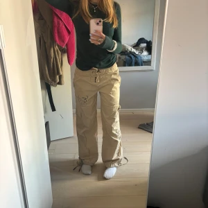 Ed Hardy byxor - Knappt använda ed Hardy cargo pants, köpta för 1400kr. 