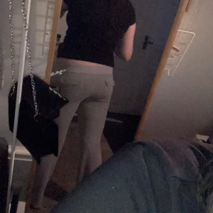 Gråa juicy couture byxor - Storlek S, har inga snören säljer för kommer inte till användning.  Är lite slitet tyg därför priset men inga hål eller andra defekter.