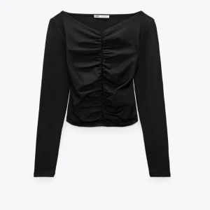 Tröja - Åtsittande topp i super skönt material, detaljerad framsida. Strl S 