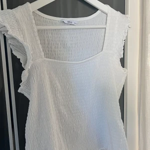 Vit topp - Gullig topp! Väldigt stretchig! Felfri
