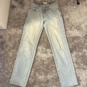 Abrand Jeans - Säljer mina abrand jeans då dom inte passar längre, dom är i jättefint skick. Dom är låg midjade och straight  Köpta för 1100kr Pris går att diskutera  Skriv för mer bilder privat