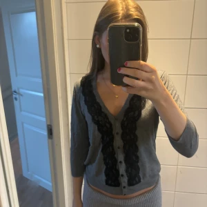 Kofta - En superfin grå trekvarts kofta ifrån Hm🤍 Den är i storlek M men passar även mig som är S🩷 aldrig använd så super bra skick