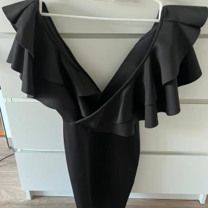 Klänning  - Svart klänning från ginatricot. Jätte fin klänning / aftonklänning 