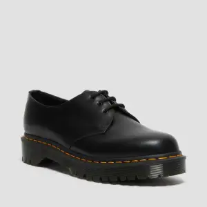 Säljer mina Oxford skor från Dr Martens då jag inte använder de. De är i bra skick och knappt använda.