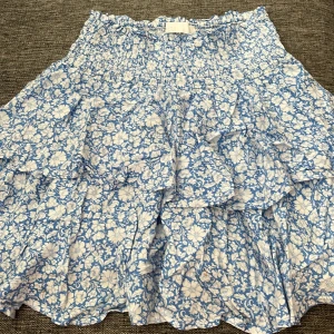 fin blå kjol - bra skick, knappt använd, inga fläckar.