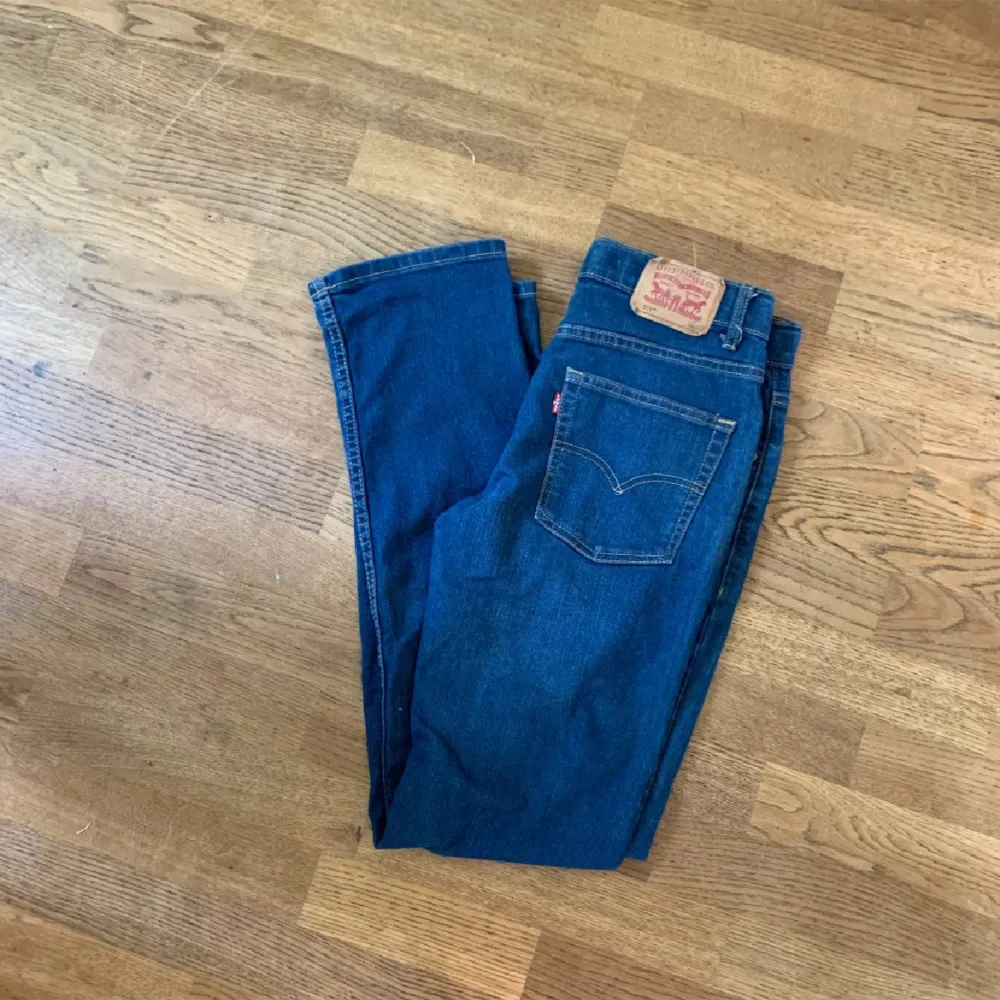 Säljer ett par klassiska Levi's 511 jeans i blå denim. De har en snygg och tidlös design med den ikoniska Levi's-lappen på baksidan. Perfekta för både vardag och fest!. Jeans & Byxor.