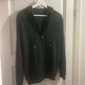 Sand zip hoddie - Halloj! Denna sand zip hoddie är i färgen grön och storlek S. Hojta om du undrar något! 