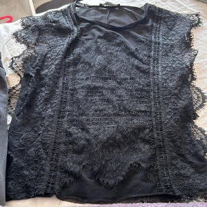 Svart blus  - Jätte söt blus ifrån zara vet inte vilken storlek den är i men skulle säg xs-s