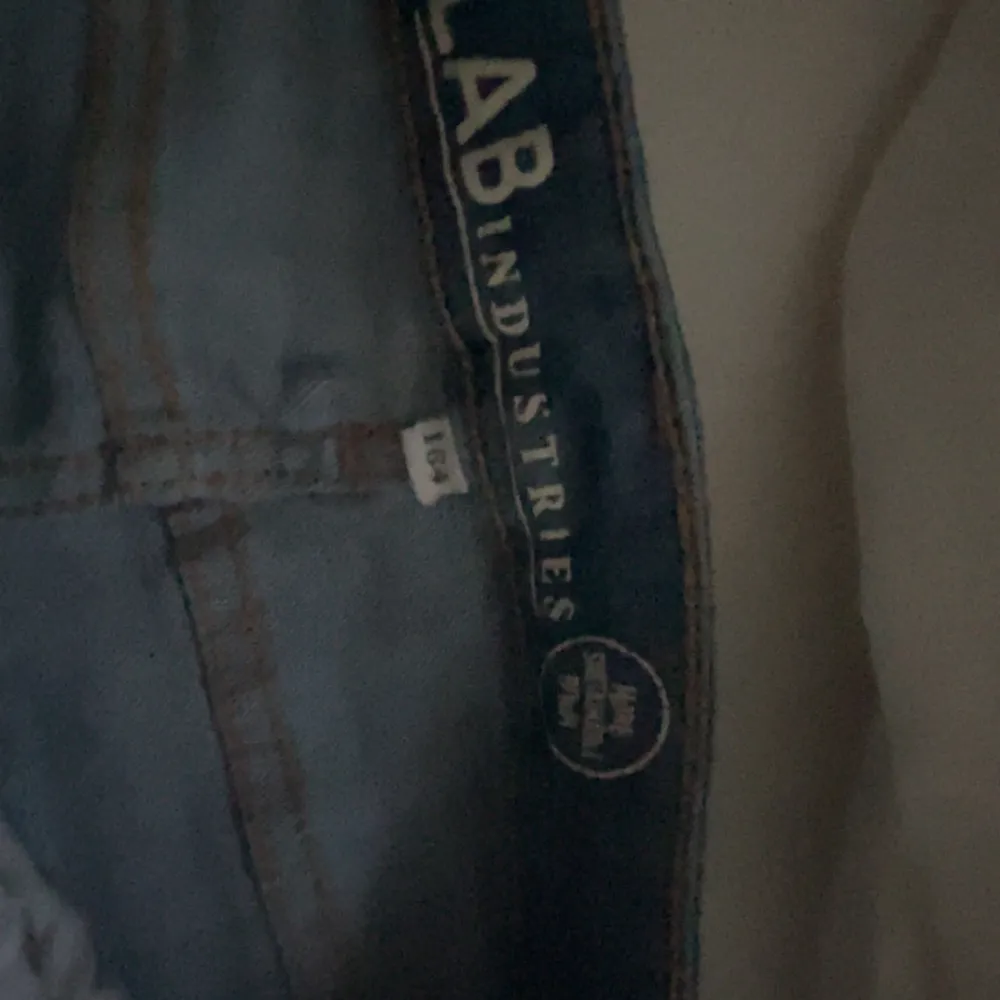 Jag säljer dom här jätte fina blåa lågmidjiga jeansen. De har varit använt ett par gånger men inte jätte ofta. Jag säljer dom eftersom ja tycker att dom sitter lite tajt men det är absolut inte skinny jeans dom e bara för små å mih❤️❤️. Farkut & Housut.