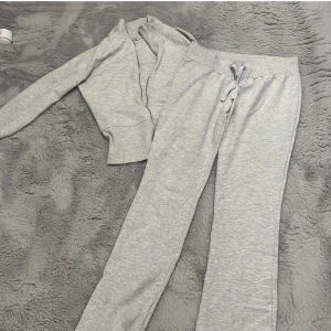 Nelly cozy chill set - Nelly cozy chill set i grå. I jätte bra skick endast andvänd 2 gånger. BYXORNA är i M och KOFTAN är i S. Det 