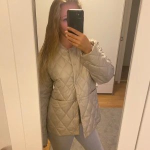 Höstjacka - Fin jacka i bra skick passande till hösten! Säljer då den är lite stor för mig 💞