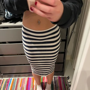 Kjol - En lång tight randig kjol som är supersnygg som är ifrån Gina Tricot! Den slutar lite nedanför knäna för mig som är 1,71 cm lång☺️Kjolen är i ett gott skick🫶