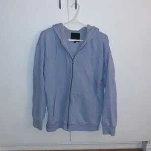 Ljusblå hoodie med dragkedja från 157 - Säljer en ljusblå hoodie från 157 i storlek M. Den har en praktisk dragkedja framtill och en skön huva. Perfekt för en avslappnad stil. 🌀tröjan ger en cool stim samtidigt ganska basic, perfekt till både blåa och svarta jeans😍