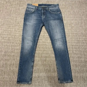 Blå jeansbyxor - Snygga blå jeansbyxor med en klassisk femficksdesign och dragkedja. De har en straight passform och är perfekta för en avslappnad stil. Jeansen har en lätt tvättad look som ger dem en cool vibe.